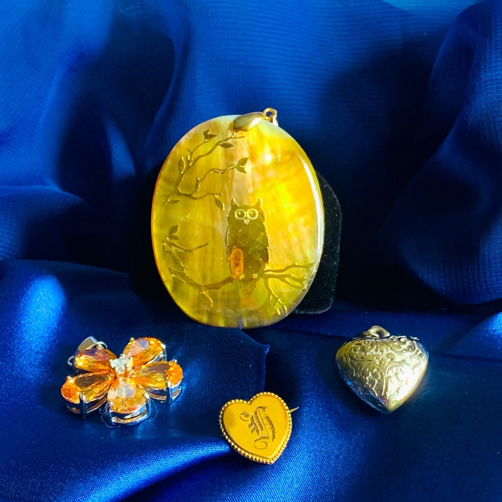 𝐕𝐢𝐧𝐭𝐚𝐠𝐞 Mother of Pearl Owl Pendant with Two pendants and One Pin